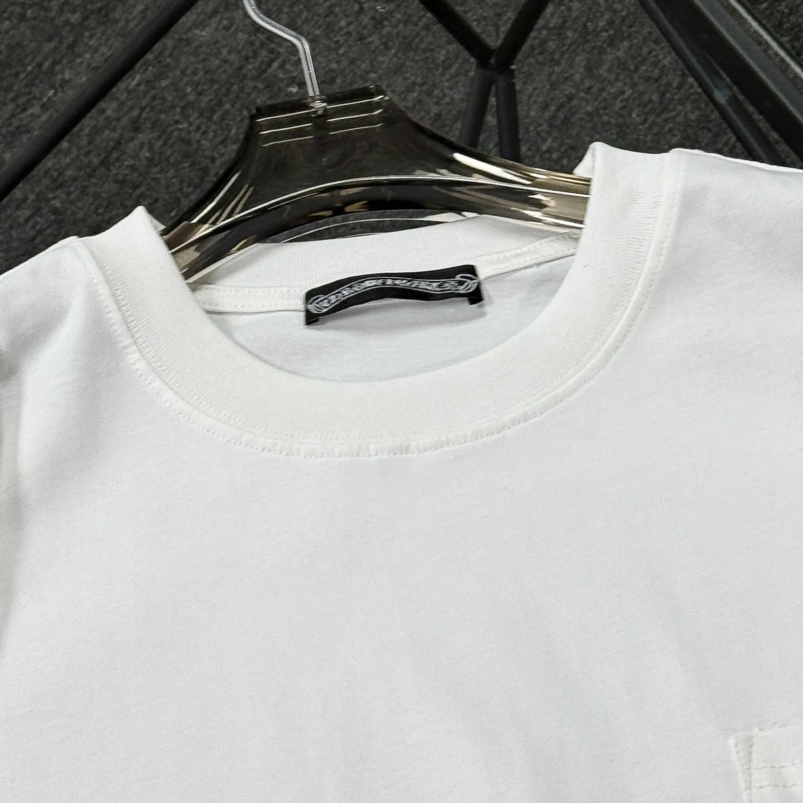 P170 Chrome Hearts 25 high-end versions. The fabric is made of 300 grams of high-density pure cotton. It does not deform or shrink. It has three labels. It is the same style for men and women. Technology: suede foaming + digital printing. Color: white, black. SIZE: S-XL.
